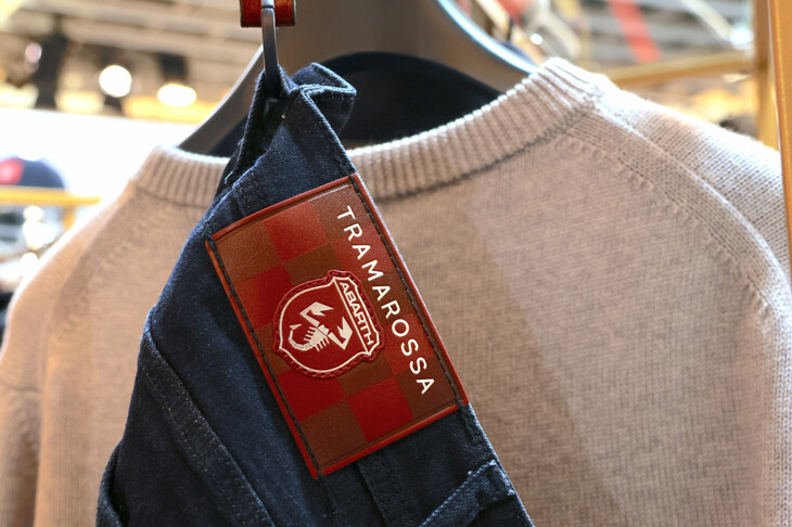 トラマロッサ×アバルト コレクションの専用パッチ。参考までに、今回のコレクションの価格帯は、Tシャツの100ユーロ（約1万6000円）からジーンズの350ユーロ（約5万6000円）まで。