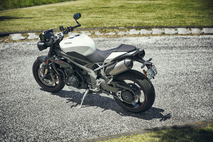 「トライアンフ・スピードトリプル」は1994年に誕生した高性能モーターサイクル。スーパースポーツモデルをベースに、よりアップライトな姿勢で乗れるネイキッドバイクとして仕立てられた、いわゆる“ストリートファイター”の代名詞的存在である。