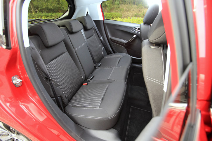 「アリュール」のリアシート。「208」では全グレードでリアシートに6：4分割可倒機構が採用されている。