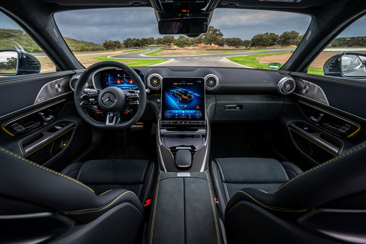 この試乗車のインテリアはブラックのレザーとアルカンターラにイエローのステッチの組み合わせ。センターコンソールやドアアームレストにカーボンが使われているが、このあたりは（予算次第で）いかようにでも仕立てられそうだ