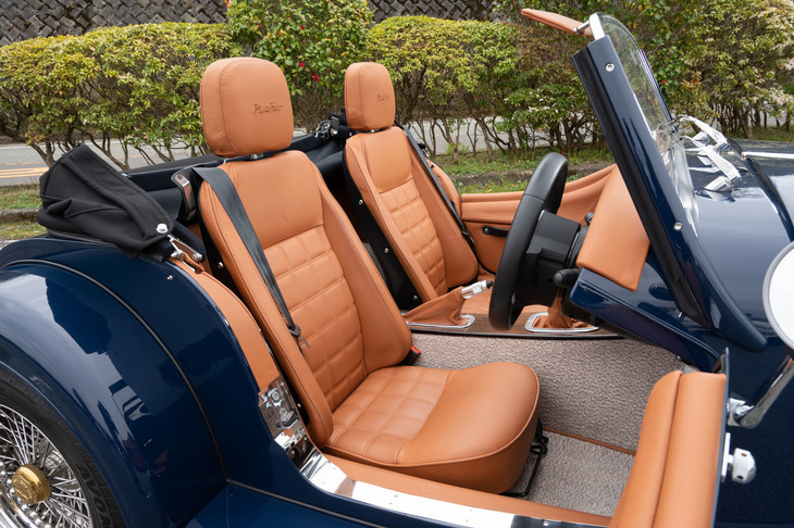 シートは運転席、助手席ともにスライド＆リクライニング機構付き。豊富なオプションが用意されており、好みのカラーリングや刺しゅう、ステッチを選べる。