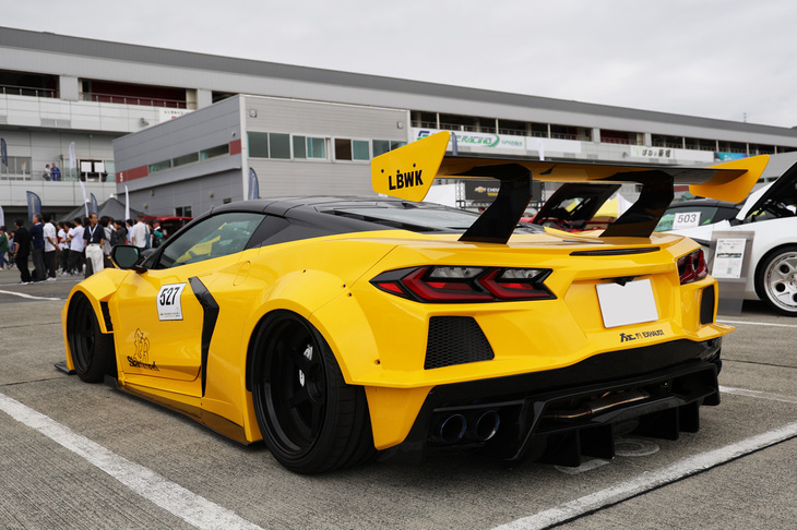 リバティウォークのボディーキットを装着した「C8コルベット」。