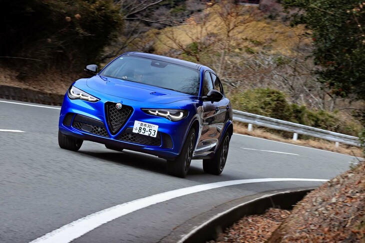 ドライブトレインには新採用の機械式LSDに加え、「ALFAアクティブトルクベクタリング」（左右独立トルク配分機能付き電子制御リアディファレンシャル）を採用。前後輪間で駆動力を最適配分するフルタイム4WDとも相まって、高いコーナリング性能を実現する。