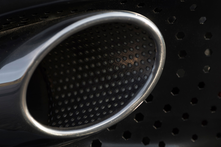 アストンマーティンDB11（マフラー）