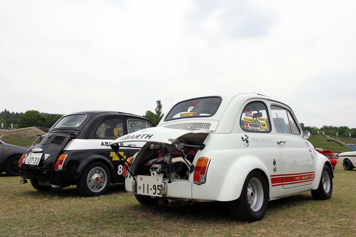1964年「フィアット・アバルト695 SS」（右）と、「フィアット・アバルト595」風にモディファイされた「フィアット500」（左）。