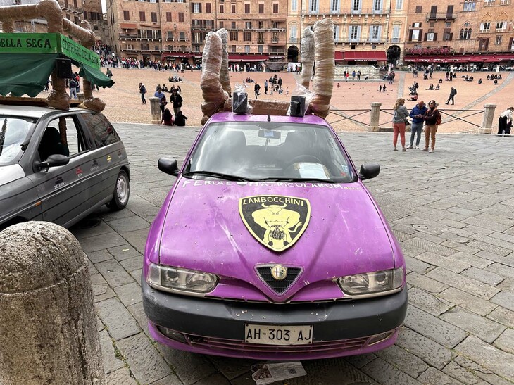 今回は、シエナ大学の新入生歓迎祭「フェスタ・デッレ・マトリーコレ」のパレード車両を。「ランボッキーニ」とは「ランボルギーニ」と「ボッキーニ（オーラルセックス）」を合わせたもの。ベース車両は「アルファ・ロメオ146」。