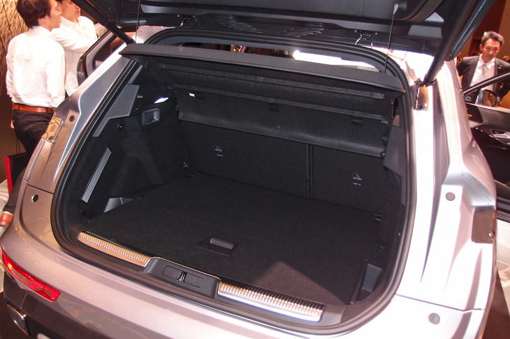 ラゲッジスペースは、後席の背もたれを倒すことで拡大できる。