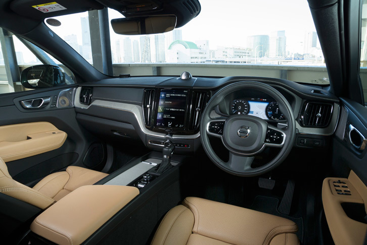 グレードに応じて多彩な仕様が用意されたインテリア。北欧の家具に着想を得たという、本物のウッドを用いた装飾パネルが用いられている。