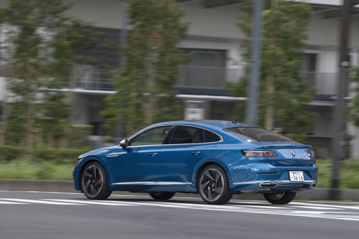 「アルテオン」は、クーペを思わせる優雅でスポーティーな意匠はもちろん、走りのよさやユーティリティーの高さも併せ持つ万能のモデルに仕上がっていた。