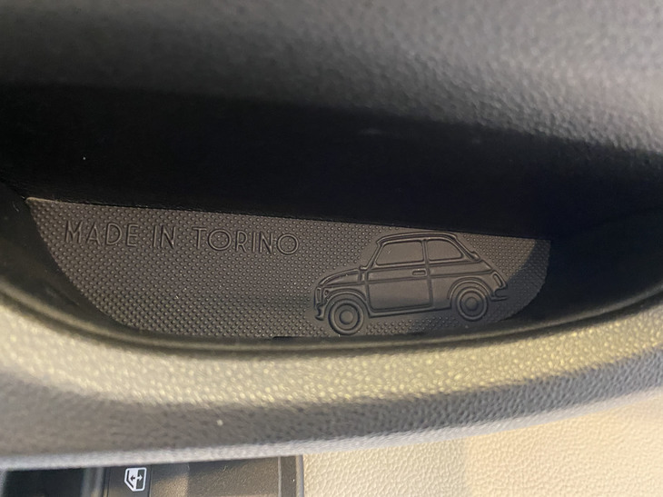 室内のドアグリップ底には、「MADE IN TORINO」の文字が。