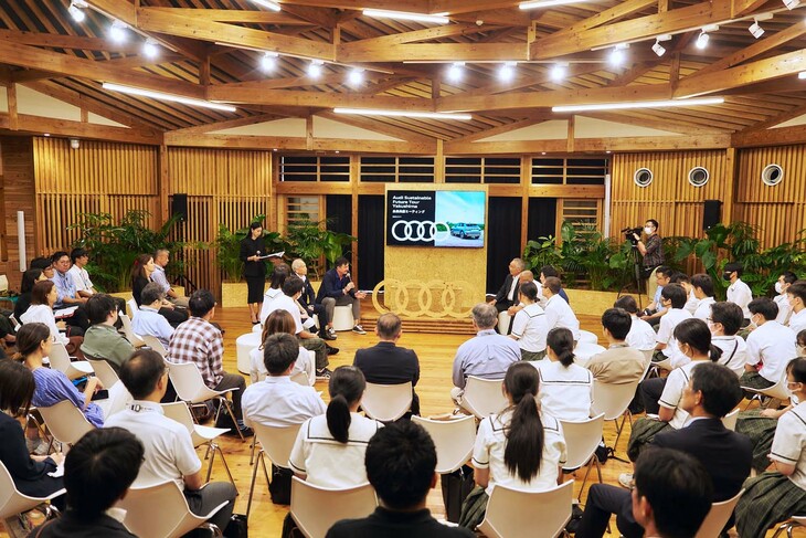 建物が屋久杉でできた屋久島町役場で開催された「未来共創ミーティング」の様子。