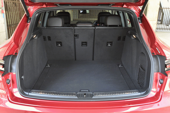 500リッターという十分な容量を誇る荷室。バックレストを完全に倒すと容量は1500リッターまで拡大する（画像をクリックすると荷室のバリエーションが見られます）。