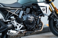 775ccの排気量を持つ、ロングストローク型の並列2気筒エンジン。優れたトルク特性に加え、2つのバランサーが実現する振動の小ささも美点として挙げられる。