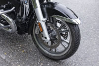 スポークホイールを装着する「R18／R18クラシック」に対し、「R18B」と「R18トランスコンチネンタル」はクラシックな意匠のキャストホイールを履いている。