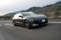 駆動用バッテリーの容量は100kWhでWLTCモードの一充電走行距離は734km。航続距離を拡大できるオプションの「レンジプラスパッケージ」は「スポーツバック」にしか装着できない。