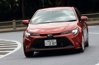 車体の基本骨格には現行型「プリウス」などと同じ「GA-C」プラットフォームを採用。ボディー剛性の高さとともに、低重心であることも特徴だ。
