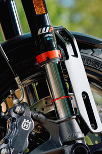 サスペンションは前後ともにWP製で、前がφ43mmのオープンカートリッジを用いた倒立フォーク、後ろがリバウンド調整機能付きのモノショックとなっている。