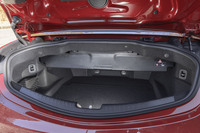 荷室の容量はオープントップ時が375リッター（写真）でクローズ時が285リッター。