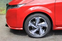 ホイールデザインは「ノート オーラ」専用。切削加工したアルミホイールにグレーの樹脂パーツで装飾を加えている。