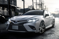 2018年8月1日に発売された「トヨタ・カムリ」の新グレード「WS」。デザインだけでなく、足まわりも標準車よりもスポーティーな仕様とされている。