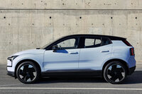 サイドビューでは、EVならではの長いホイールベースと、短い前後のオーバーハングが目を引く。