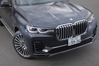 BMW史上最大をうたう“キドニーグリル”は、細目のヘッドランプと組み合わせることで、その大きさをさらに強調している。