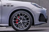 今回の試乗車は、マットアルミニウム仕上げの「21インチクリオスタッガードホイール」に、フロントが255/40R21、リアが295/35R21サイズの「ブリヂストン・ポテンザスポーツ」タイヤを組み合わせていた。