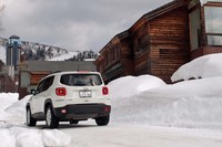 仕様の異なる「リミテッド」「トレイルホーク」の全2グレードがラインナップされる「レネゲード4xe」。今回は、雪に覆われた北海道・トマムで両グレードに試乗した。