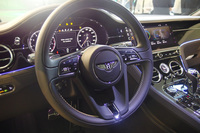 コックピット周辺部の様子。メーターは液晶表示になっている。