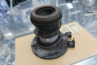 （写真A）筆者の「バイパー」から取り外したクラッチレリーズシリンダー。本文のとおり「フォード・ブロンコII」などのものを流用できるのだが、部品の製造年次によって微妙に差異があり、バイパーに使えたり使えなかったりする。