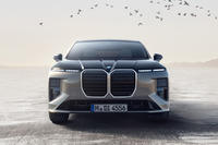新デザインとなったキドニーグリルとBMWアイコニックグロー、新設計のクリスタルヘッドライトから構成される新たなフロントフェイスを採用。