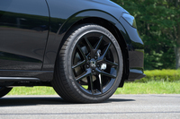 今回のマイナーチェンジでは、ハイブリッド車はホイールの意匠が変更されたが、純ガソリン車は従来と同じ意匠のものが継続採用となる。ただし「RS」の場合、ホイール、ナットともにブラックで塗装される（他のグレードはブラック＋切削加工のツートン）。