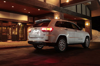 「グランドチェロキー サミット」のリアビュー。「アイボリートライコートパール」と名付けられたボディーカラーは、5万4000円のオプション。