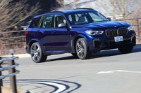 「アダプティブエアサスペンション」は四輪操舵システムなどとセットのオプションで用意される。標準ではコイル式のアダプティブサスペンションを装備する。