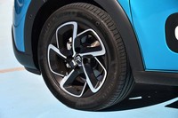 プロペラを思わせる個性的なデザインの16インチアルミホイール。「シャイン」グレードでは標準装備となる。