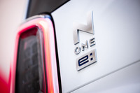 「ホンダN-ONE e：」には、充実装備の「e：L」と、ベーシックモデル「e：G」の2グレードが設定される。今回は車両本体価格が319万8800円となる前者に試乗した。