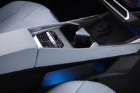 センターコンソールにわずかに残されたメカニカルスイッチはシフトセレクターとパーキングブレーキ、ハザードランプ、デフロスター／デフォッガー、そしてオーディオのボリュームのみ。極めてコンパクトにレイアウトされる。