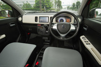 水平基調なデザインが目を引く「アルト」のインストゥルメントパネルまわり。