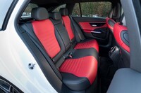 ホイールベースの拡大分はそのまま後席の足元空間に充てられている。肩と肘まわりの空間も広くなった。