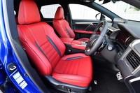 スポーティーグレード“Fスポーツ”のシート。鮮やかなレッドのカラーリングが目を引く。
