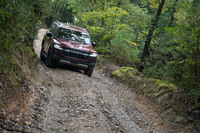 急峻（きゅうしゅん）なダウンヒルをクロールコントロール任せで下る「ランドクルーザーGRスポーツ」。