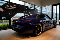 「ポルシェ・タイカン」は3モデルをラインナップ。価格は1448万1000円からで、この価格設定は「ポルシェ・カイエン」と同レベルとなるものだという。