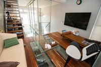 2階のリビングスペースにはソファ、テーブルはもちろん、大型の液晶モニター、簡易ベッドなど、数日過ごすには十分なだけの設備がそろう。