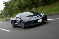 スロットルをワイドオープンしてみても、お尻を振るようなそぶりは一切見せない。アメリカのスポーツカーがヘビ踊りをする時代は終わったのだ……。（写真：向後一宏）