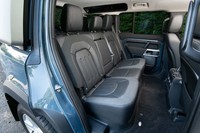 試乗車の40：20：40分割のほかに60：40分割が選べたり電動調整式が選べたりと後席も好みに応じて仕立てられる。さらに3列目シートもオプション設定されている。