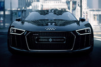 「The Audi R8 Star of Lucis」は、ルシス王国のノクティス王子の20歳の誕生日を祝して、アウディより献上されたという設定。アウディとルシス王立財団の測定によると、最高速度は330km/hに達するという。
