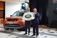 ビッグキーを手にしたジャガー・ランドローバー・ジャパンのマグナス・ハンソン代表取締役社長（写真左）とラグビーワールドカップ2019組織委員会の嶋津 昭事務総長。