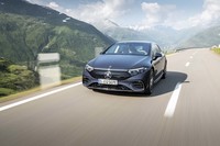 駆動用バッテリーの容量は107.8kWh。最大200kWまでの急速充電に対応しており、15分のチャージで300km以上の走行が可能とされている。