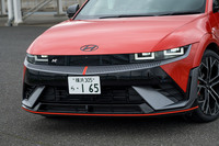 専用フロントバンパーにはエアカーテンとアクティブエアロフラップが備わっている。車両の下部を彩るオレンジのラインがちょっとNISMOっぽい。