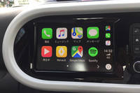 新型「ルノー・トゥインゴ」には、スマートフォンをUSBポートに接続することで、タッチスクリーンからスマートフォン内の音楽コンテンツや電話帳などにアクセスできるようにした「EASY LINK」が搭載される。